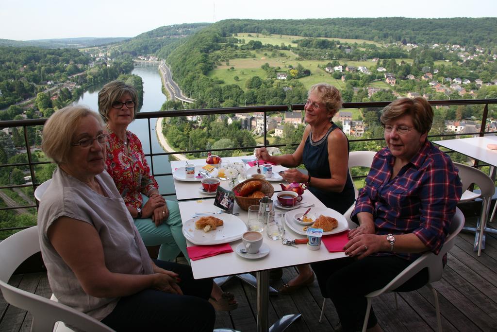La Fête au Palais Hotel Lustin Bagian luar foto